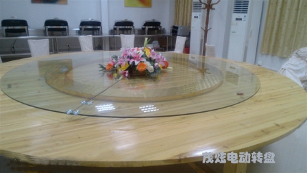 对开玻璃电动转盘在餐桌上