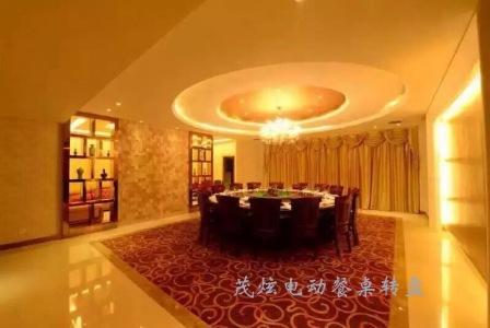 温州酒店大型实木餐桌上的电动玻璃转盘图片
