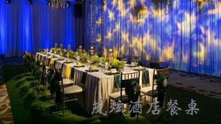 酒店餐桌插花图片