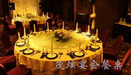 酒店餐桌花艺效果图片